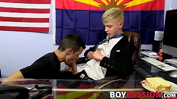 Homo Hottie Jacks Off With Dildo In Ass thumbnail