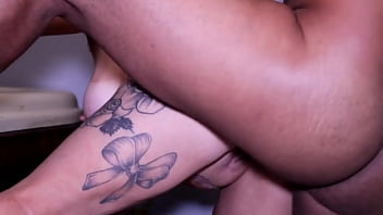 A rola preta no cu da velha fez ela se mixar toda