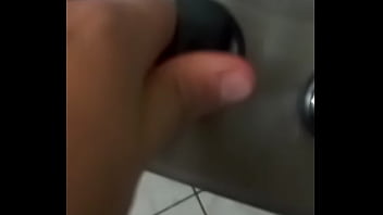 Rapaz bem jovem ajudando um amigo