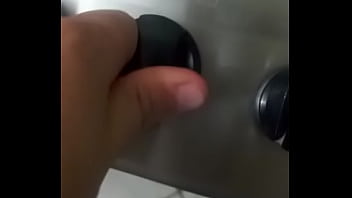 Rapaz bem jovem ajudando um amigo