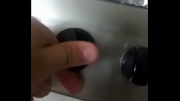 Rapaz bem jovem ajudando um amigo