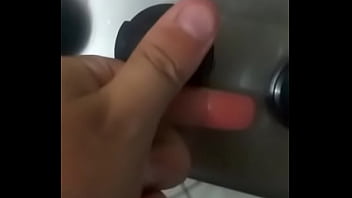 Rapaz bem jovem ajudando um amigo