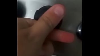 Rapaz bem jovem ajudando um amigo