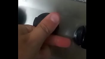 Rapaz bem jovem ajudando um amigo