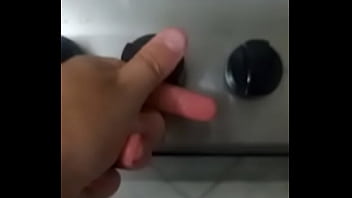 Rapaz bem jovem ajudando um amigo