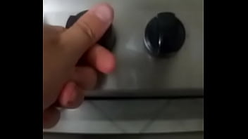 Rapaz bem jovem ajudando um amigo