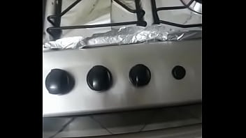 Rapaz bem jovem ajudando um amigo