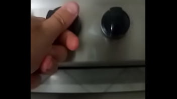 Rapaz bem jovem ajudando um amigo