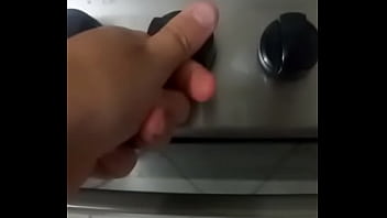 Rapaz bem jovem ajudando um amigo