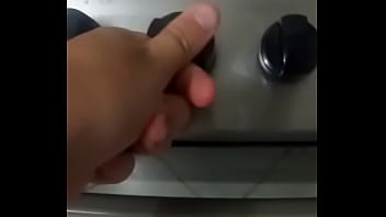 Rapaz Bem Jovem Ajudando Um Amigo thumbnail