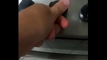 Rapaz bem jovem ajudando um amigo