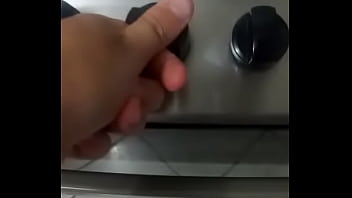 Rapaz bem jovem ajudando um amigo