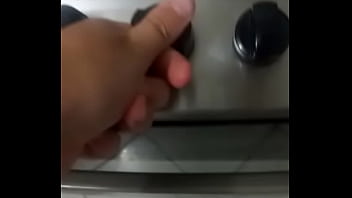 Rapaz bem jovem ajudando um amigo