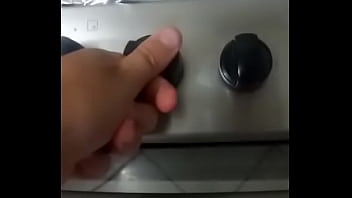 Rapaz bem jovem ajudando um amigo