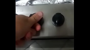 Rapaz bem jovem ajudando um amigo