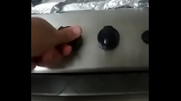 Rapaz bem jovem ajudando um amigo