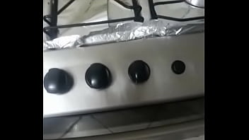 Rapaz bem jovem ajudando um amigo