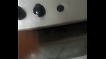 Rapaz bem jovem ajudando um amigo