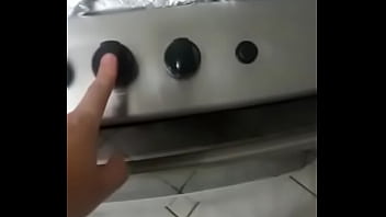 Rapaz bem jovem ajudando um amigo