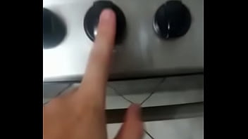 Rapaz bem jovem ajudando um amigo