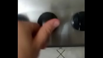 Rapaz bem jovem ajudando um amigo