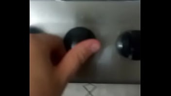 Rapaz bem jovem ajudando um amigo