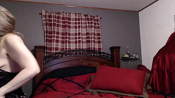 Roxxxanne69 playing on bed