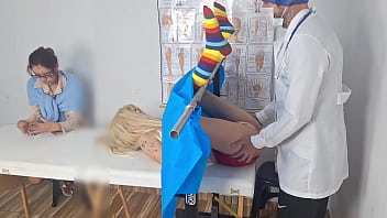 Madrasta leva enteada pela primeira vez ao ginecologista