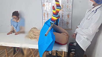 Madrasta leva enteada pela primeira vez ao ginecologista