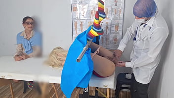 Madrasta leva enteada pela primeira vez ao ginecologista