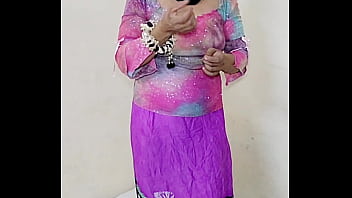 هذه ليست امرأة عربية أصيلة، إنها نار، ما أجملها من جمال رقيق، ما أجمل عيونها الساحرة