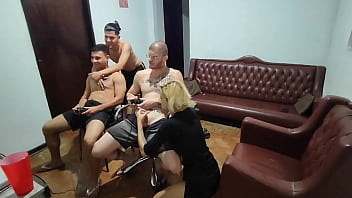 Amigos foram jogar video game e acabou em sexo e putaria