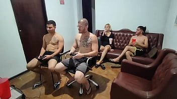 Amigos foram jogar video game e acabou em sexo e putaria