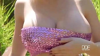 Sunshine masturbation voluptuous blonde fingers her box