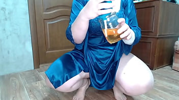 Mature milf takes doggy style piss enema