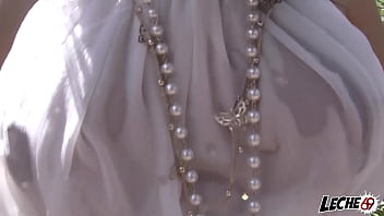 Petando el culo a damaris y se mete el puño por el ano