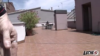 Petando el culo a damaris y se mete el puño por el ano