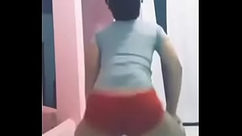 Gostosa dançando de short