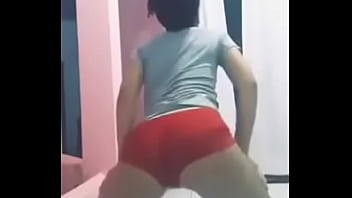 Gostosa dançando de short