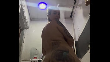 Inédito mulher se grava masturbando com um sabone até gozar bolhas de sabão