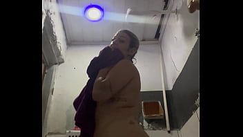 Inédito mulher se grava masturbando com um sabone até gozar bolhas de sabão