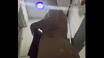 Inédito mulher se grava masturbando com um sabone até gozar bolhas de sabão