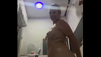 Inédito mulher se grava masturbando com um sabone até gozar bolhas de sabão