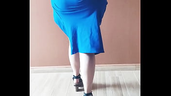 Chica muestra sus nalgotas y espera ser penetrada