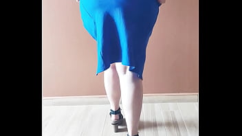 Chica muestra sus nalgotas y espera ser penetrada