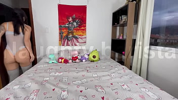 Minha namorada gostosa gosta de se alongar sentando gostoso na pica