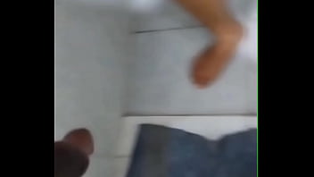 Cara me pagou para mijar na minha boca e eu engolir o mijo dele né que eu gostei quero de novo