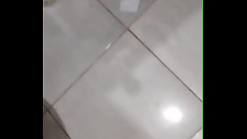 Cara me pagou para mijar na minha boca e eu engolir o mijo dele né que eu gostei quero de novo