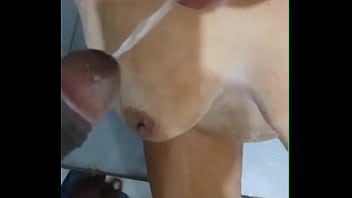 Cara me pagou para mijar na minha boca e eu engolir o mijo dele né que eu gostei quero de novo