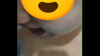 Cara me pagou para mijar na minha boca e eu engolir o mijo dele né que eu gostei quero de novo